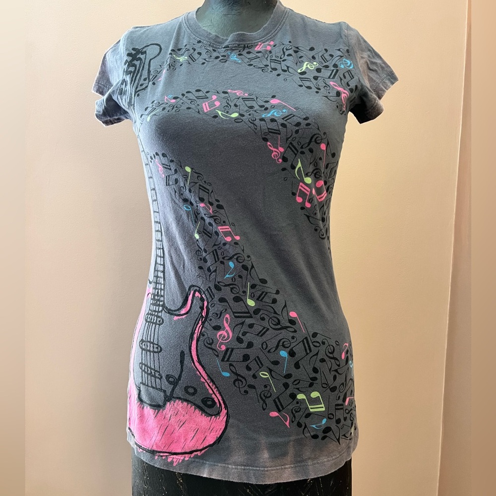 2010’s Guitar and Music Notes Graphic Tee Size Small Hannah Montana iCarly